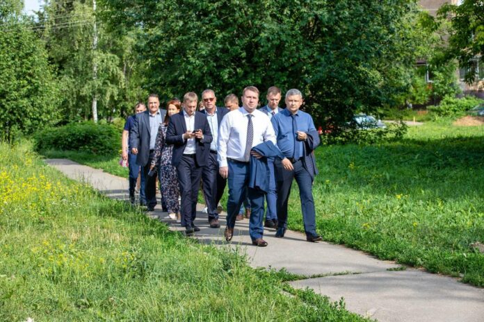 Глава Подольска провел обход дворовых территорий в юго-западных микрорайонах Глава Подольска провел обход дворовых территорий в юго-западных микрорайонах