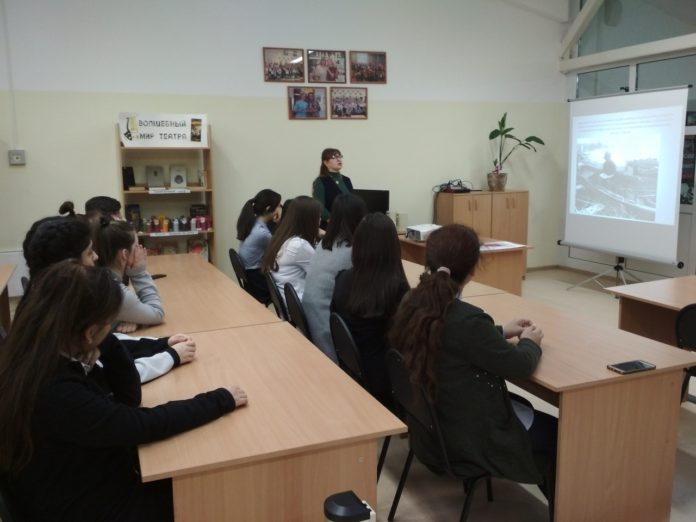 Информационный час провели сотрудники библиотеки № 8 для школьников