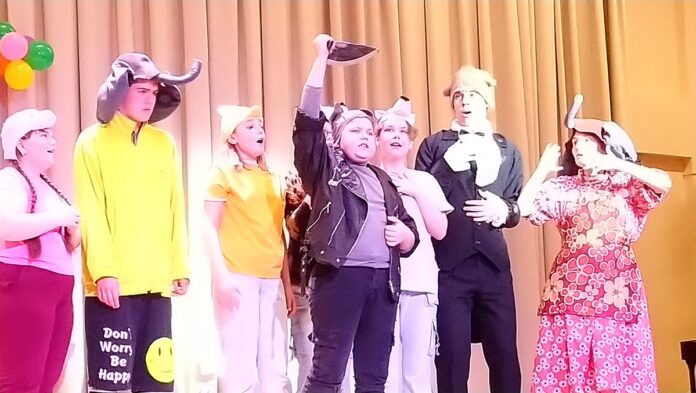 Премьера спектакля «Слоненок и его друзья» театрального коллектива «Зазеркалье» МЦ «Максимум» состоялась в Климовске Премьера спектакля «Слоненок и его друзья» театрального коллектива «Зазеркалье» МЦ «Максимум» состоялась в Климовске