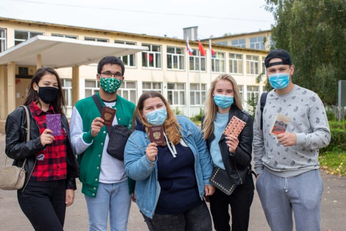 «Будущее в наших руках»: молодежь Подольска активно голосует на выборах Совета депутатов Городского округа... «Будущее в наших руках»: молодежь Подольска активно голосует на выборах Совета депутатов Городского округа...