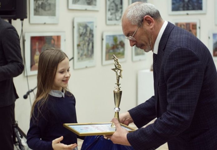 Награждение участников конкурса «Юные таланты-2021» в жанрах изобразительного искусства Награждение участников конкурса «Юные таланты-2021» в жанрах изобразительного искусства