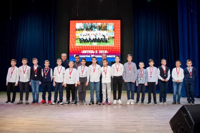 Церемония награждения команд по футболу прошла в подольском «Дворце молодёжи» Церемония награждения команд по футболу прошла в подольском «Дворце молодёжи»