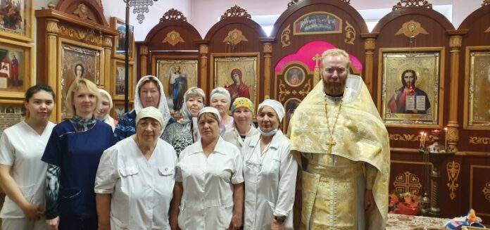 Божественную литургия прошла в приписном больничном храме великомученика Пантелеимона