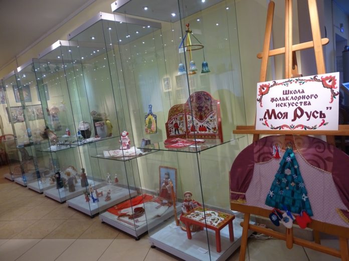 Выставка «Волшебство народного творчества», посвященная 25-летию Школы фольклорного искусства «Моя Русь» открыта в краеведческом... Выставка «Волшебство народного творчества», посвященная 25-летию Школы фольклорного искусства «Моя Русь» открыта в краеведческом...