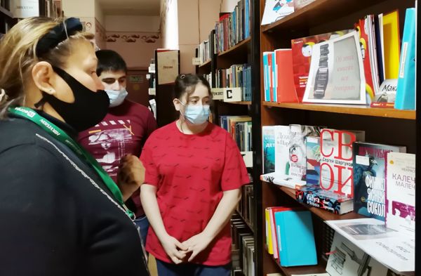 Сотрудники библиотеки № 15 представили читателям выставку книг писателей – лауреатов и участников российских... Сотрудники библиотеки № 15 представили читателям выставку книг писателей – лауреатов и участников российских...