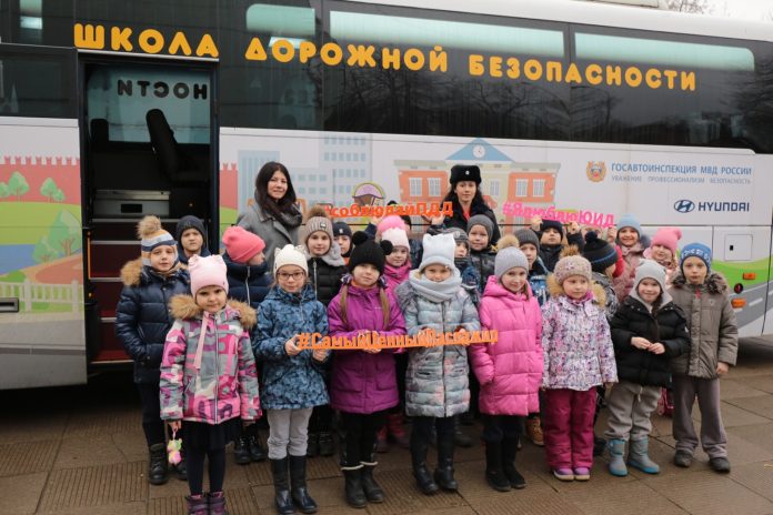 Обучающие тренинги для школьников с использованием автобуса-тренажера проходят в Подольске