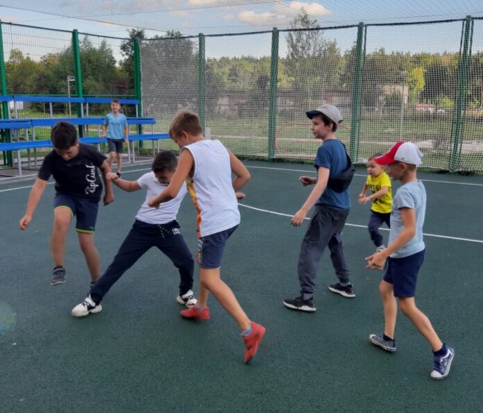 Отремонтировали спортивную площадку во дворе многоквартирного дома на улице Генерала Смирнова в Кузнечиках Отремонтировали спортивную площадку во дворе многоквартирного дома на улице Генерала Смирнова в Кузнечиках