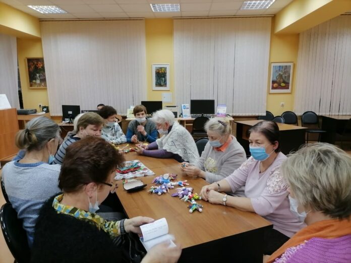 В Центральной библиотеке состоялось занятие квилт-клуба “Цветной мир”