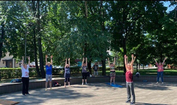 Бесплатные занятия по оздоровительной гимнастике проходят в парке им. Виктора Талалихина Бесплатные занятия по оздоровительной гимнастике проходят в парке им. Виктора Талалихина