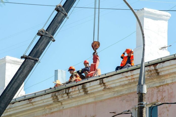 Ремонт скатной крыши начался на Народной улице, 1/19 Ремонт скатной крыши начался на Народной улице, 1/19