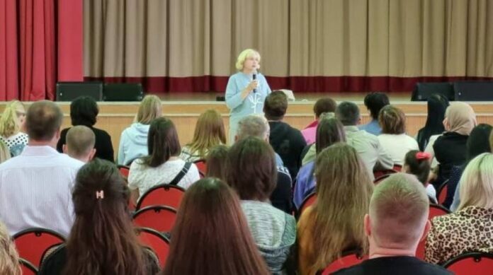 Депутат Горсовета Инна Горковая встретилась с родителями первоклассников