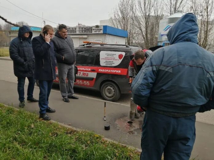 В Климовске на ул. Заводской проверили качества уложенного асфальтового покрытия В Климовске на ул. Заводской проверили качества уложенного асфальтового покрытия
