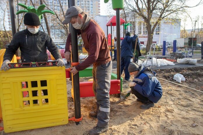 Детскую и спортивную площадки устанавливают в сквере ДК «ЗиО» Детскую и спортивную площадки устанавливают в сквере ДК «ЗиО»