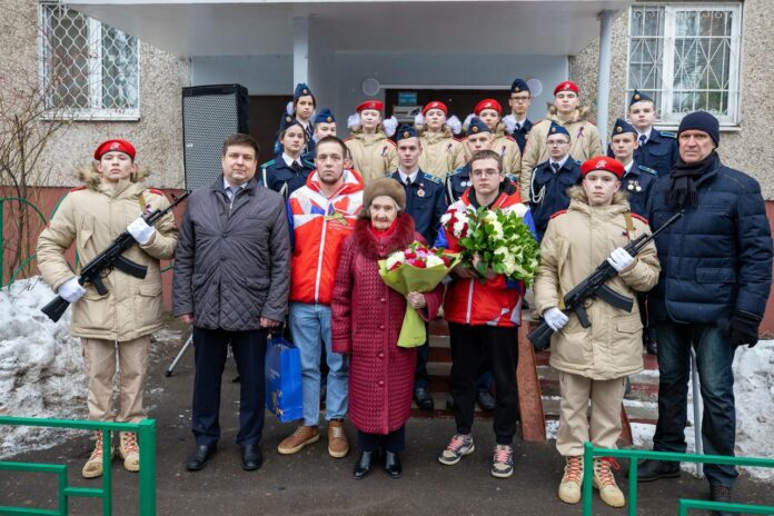 В Подольске с 80-летием победы в Сталинградской битве поздравили легендарную участницу сражения