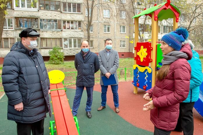 Глава округа Николай Пестов вместе с жителями проверил качество работ, выполненных по программе комплексного...