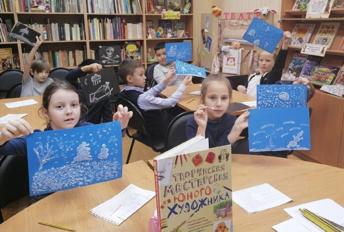 Арт-час “Раз. да, три, четыре, пять , начинаем рисовать” прошёл в Центральной детской библиотеке