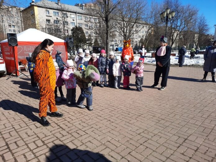 Коллектив СДК “Надежда” провёл сказочные весёлые старты в микрорайоне Климовск