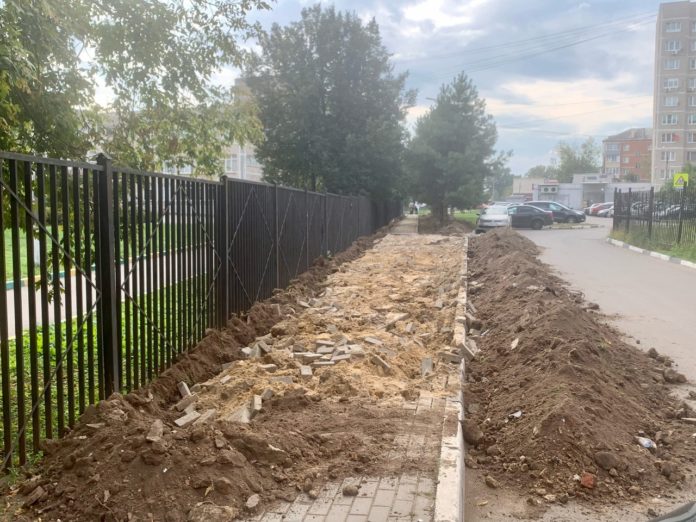 Работы по капитальному ремонту тротуара у школы № 1 ведутся в  мкр. Климовск Работы по капитальному ремонту тротуара у школы № 1 ведутся в  мкр. Климовск