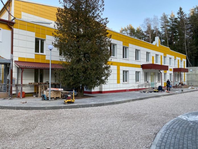 Завершается реконструкция спортивного корпуса детско-юношеского оздоровительного центра «Родина»