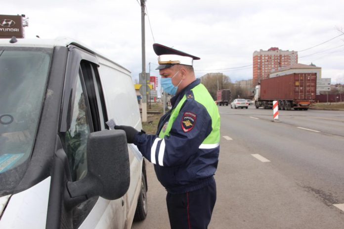 Сотрудники подольской Госавтоинспекции осуществляют проверку пропусков у водителей и пассажиров Сотрудники подольской Госавтоинспекции осуществляют проверку пропусков у водителей и пассажиров