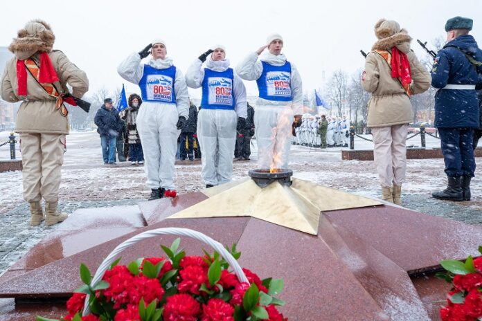 Цветы к Вечному огню возложили участники лыжного перехода, посвященного 80-летию Вяземской воздушно-десантной операции Цветы к Вечному огню возложили участники лыжного перехода, посвященного 80-летию Вяземской воздушно-десантной операции