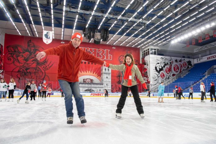 Активное долголетие в Подольске: лёд, коньки и заряд бодрости