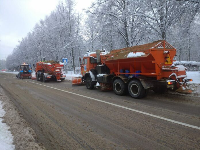 Продолжается уборка от снега муниципальной и региональной дорожной сети в Большом Подольске