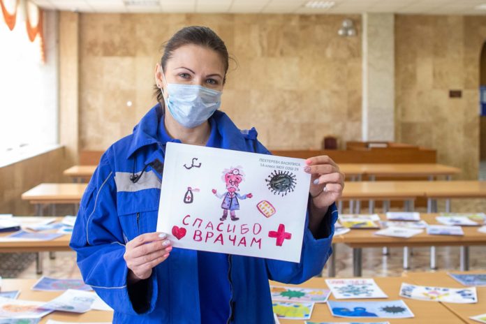 Медикам Подольска — с благодарностью: им вручили детские рисунки и 382 килограмма шоколада
