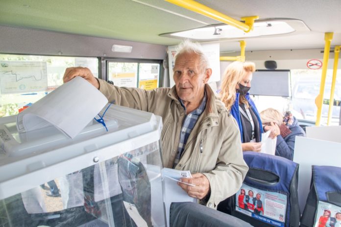 Жители деревни Бородино проголосовали в выездной участковой избирательной комиссии