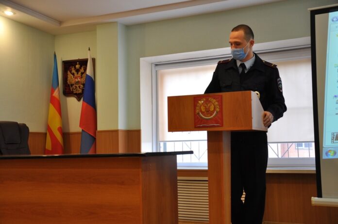 Сотрудники полиции познакомили будущих абитуриентов со своей профессией Сотрудники полиции познакомили будущих абитуриентов со своей профессией