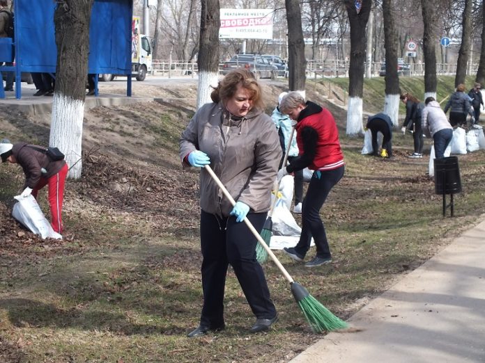 #Вместелучше: Вдоль магистрали Старого Симферопольского шоссе в Климовске провели уборку в ходе общеобластного субботника