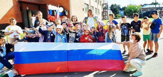 В ДК «Надежда» прошла программа, посвященная флагу России