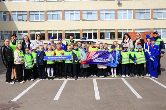 Сотрудники Подольской Госавтоинспекции и ЮИДовцы продолжают проведение обучающих пешеходных экскурсий для младших школьников Сотрудники Подольской Госавтоинспекции и ЮИДовцы продолжают проведение обучающих пешеходных экскурсий для младших школьников