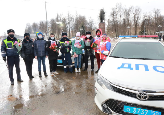 В Подольске прошла акция «Цветы для автоледи»