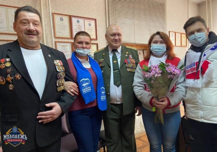 Представители организации «Молодая гвардия Единой России» Большого Подольска поздравили с Днем защитника Отечества активистов...