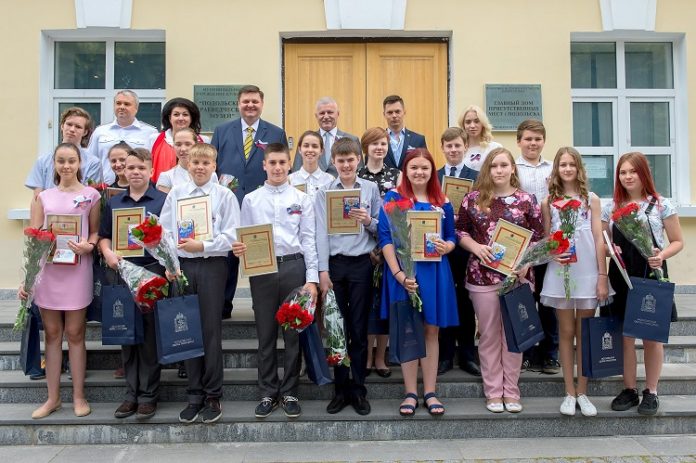 Глава округа Николай Пестов торжественно вручил паспорта юным подольчанам в День России