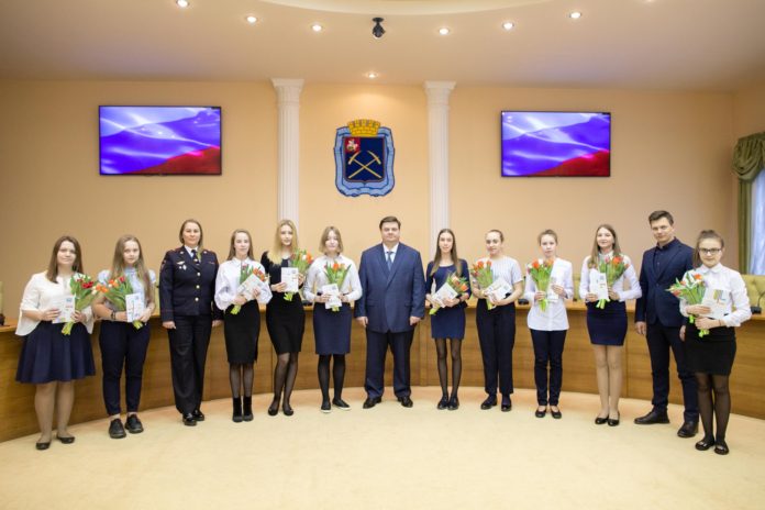 Глава муниципалитета вручил паспорта 10 юным подольчанкам в преддверии 8 Марта