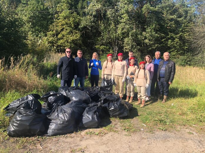 В ходе субботника в лесополосе в поселке Поливаново было собрано 3 кубометра мусора