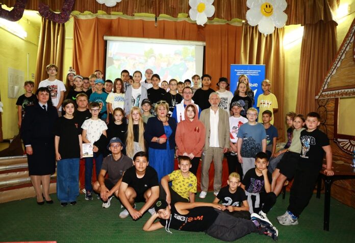 В Подмосковье автоинспекторы и «Движение Первых» проводят в летних загородных лагерях инструктажи перед Днем... В Подмосковье автоинспекторы и «Движение Первых» проводят в летних загородных лагерях инструктажи перед Днем...