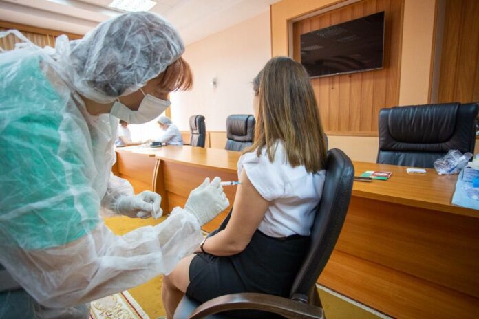 Глава Большого Подольска Дмитрий Жариков ревакцинировался против коронавирусной инфекции Глава Большого Подольска Дмитрий Жариков ревакцинировался против коронавирусной инфекции