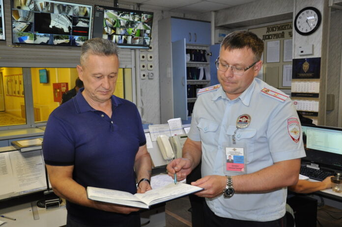 Председатель Общественного совета при УМВД России по г.о. Подольск проверил работу Дежурной части Председатель Общественного совета при УМВД России по г.о. Подольск проверил работу Дежурной части