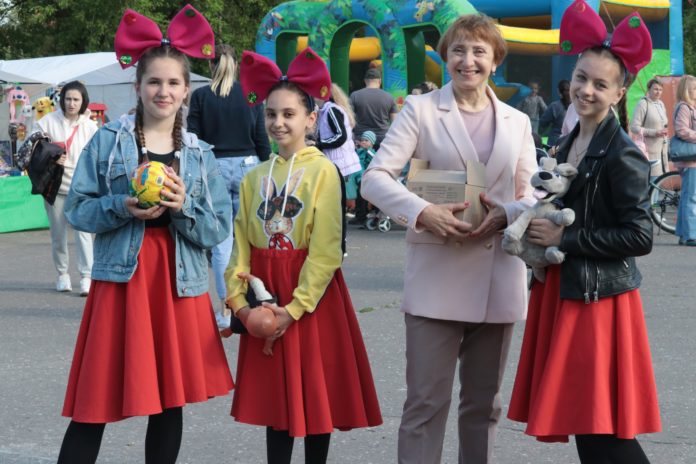 Празднование Дня защиты детей состоялось возле Дома культуры «Металлург» Празднование Дня защиты детей состоялось возле Дома культуры «Металлург»