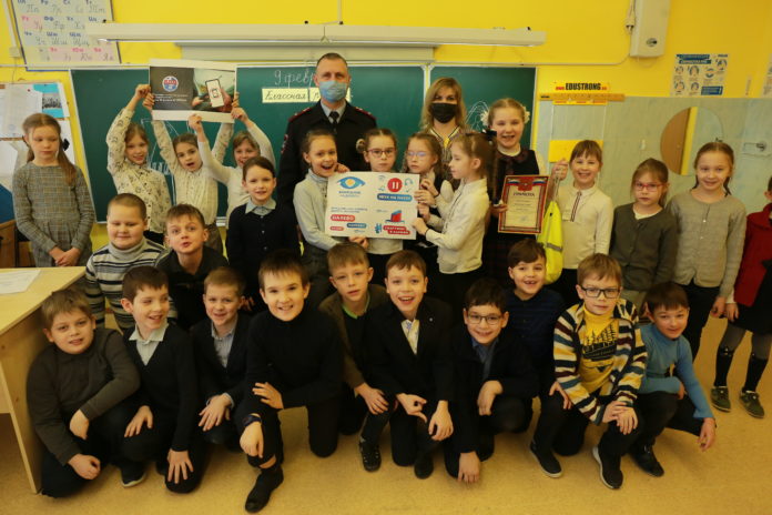 В школе № 33 прошел урок безопасности дорожного движения «Внимание на дорогу» В школе № 33 прошел урок безопасности дорожного движения «Внимание на дорогу»