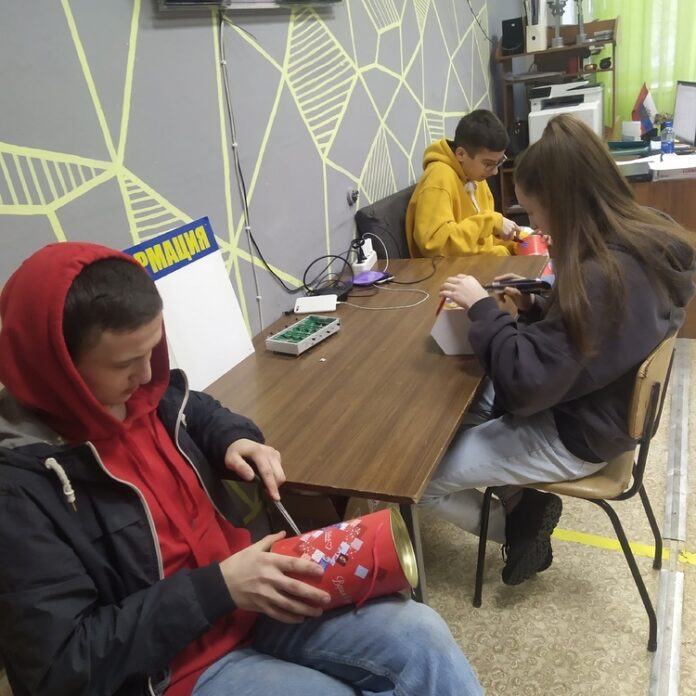 Юные подольчане мастерили кормушки в рамках акции  #птичкужалко