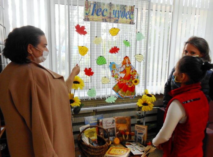 Библиотека №2 подготовила для своих посетителей осеннюю мозаику «Щедрой осени дары»