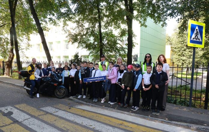 В Подольске автоинспекторы совместно с представителями общественных организаций провели акцию «Переходи по правилам» В Подольске автоинспекторы совместно с представителями общественных организаций провели акцию «Переходи по правилам»