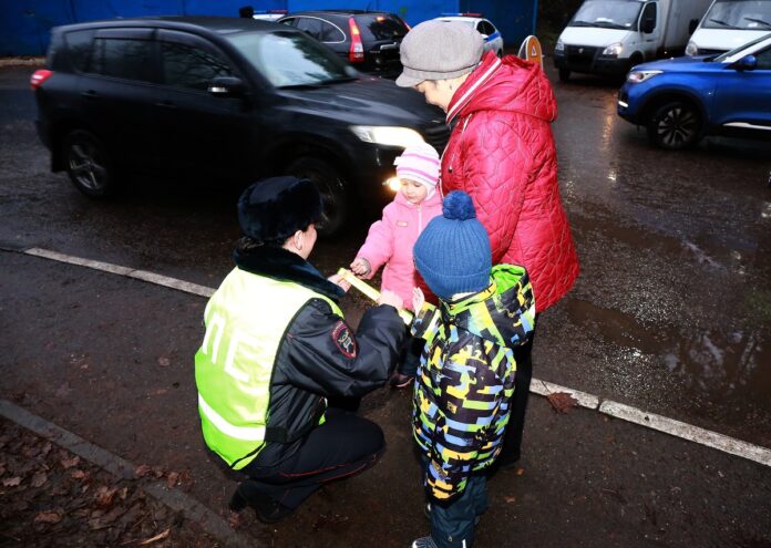 В дни школьных каникул автоинспекторы г.о. Подольск проводят мониторинг общественных мест и контролируют безопасность... В дни школьных каникул автоинспекторы г.о. Подольск проводят мониторинг общественных мест и контролируют безопасность...