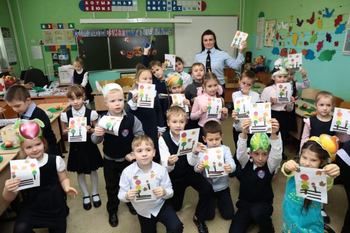 Первоклашки из 29-й школы Подольска стали участниками акции “Осенний светофор”