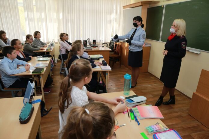 Сотрудники Госавтоинспекции провели уроки безопасности для учеников средних классов