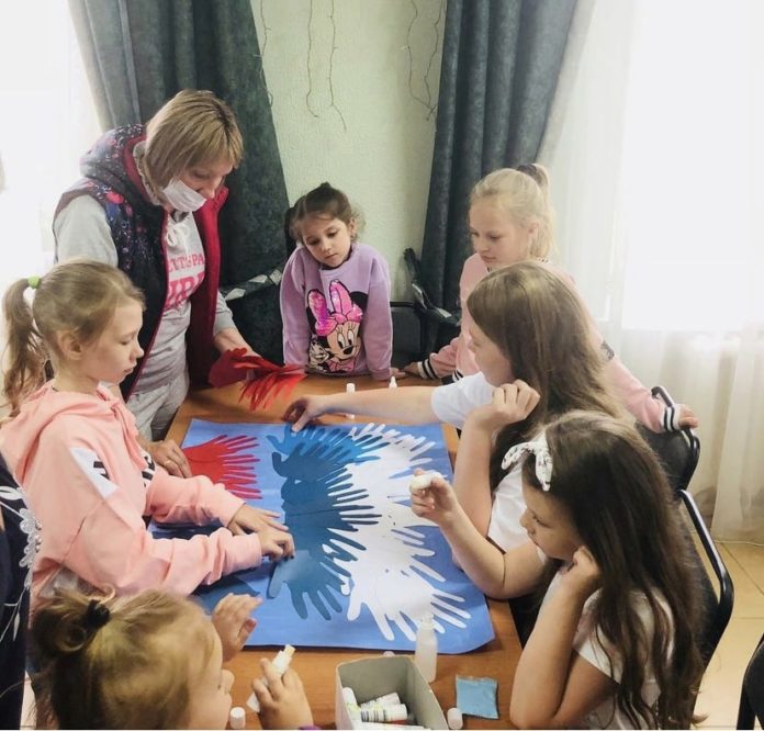 В селе Сынково прошел детский мастер-класс «Флаг России»